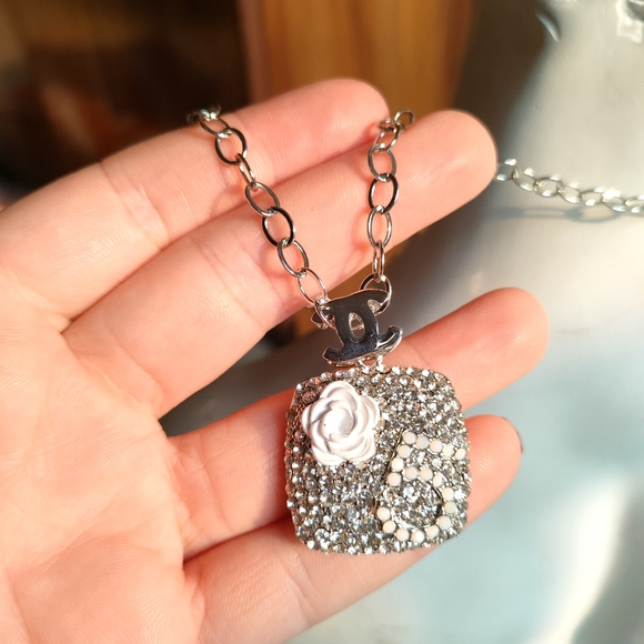 JW Collection Jewelry - Elegant Cubic Zirconia White Flower Necklace